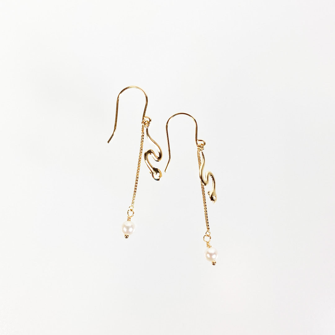 ピアス K18 スネーク(蛇)モチーフ × パール ゴールド レディース イヤージュエリー 幸運 巳年 フックタイプ