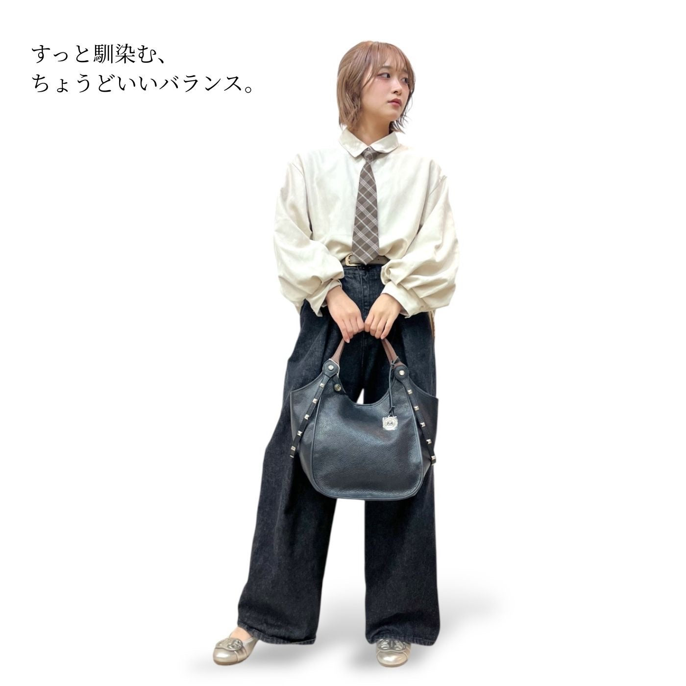 MARCO MASI マルコマージ スタッズトート モデルイメージ 手持ちスタイル レディース ブラック